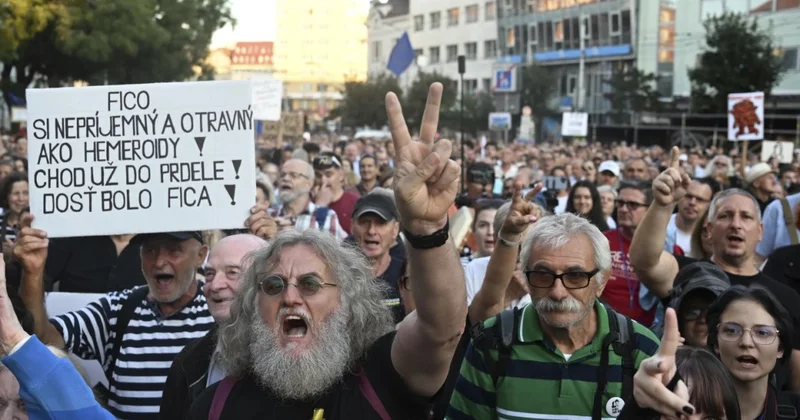 Minlərlə insan Baş nazirin Putinlə görüşünə etiraz etdi