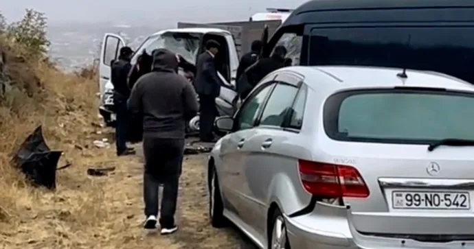Yasamal dolaylarında qarşı yola çıxan “Mercedes” “Qazel”lə toqquşdu VİDEO