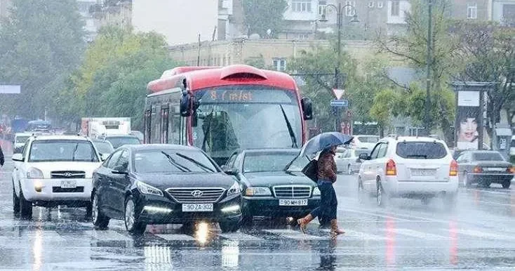 Bakı yağış altında: Yollar QARIŞIR, taksi qiymətləri UÇUR