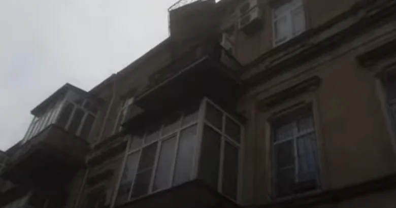 Külək Yasamalda yaşayış binasında təhlükəli vəziyyət yaradıb Video