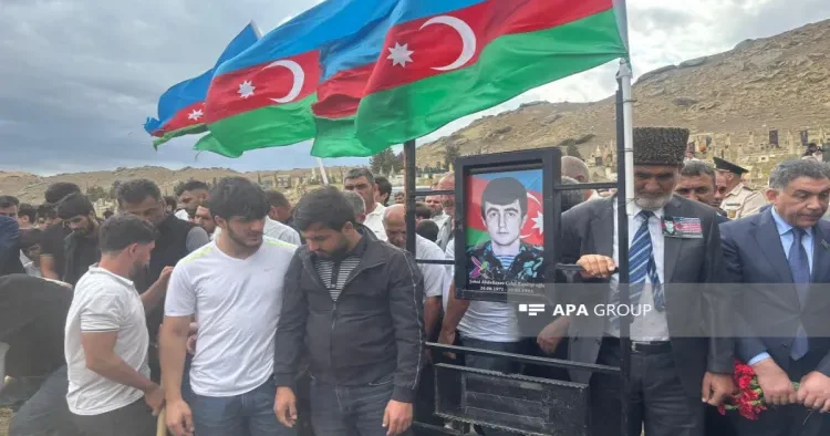 Şəhid Cəlal Abdullayevin qalıqları Qobustanda dəfn olundu FOTO
