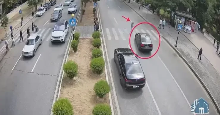 Göy məscid in qarşısında maşın piyadanı belə vurdu HADİSƏ ANI