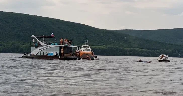 Катер с шестью пассажирами перевернулся на Волге в Казани