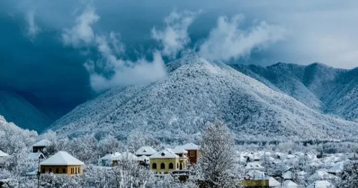 Zaqatalaya qar yağdı