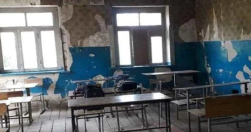 Qəzalı vəziyyətdə olan 400 orta məktəbin aqibəti necə olacaq? Ekspert