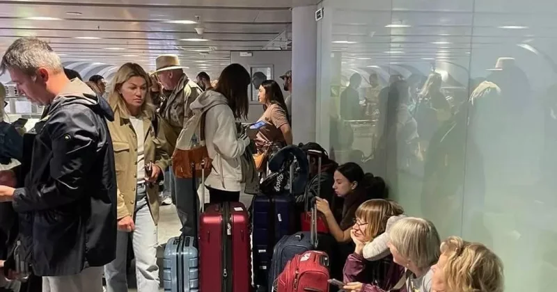 Коллапс в питерском аэропорту Пулково: десятки рейсов отменены и задержаны