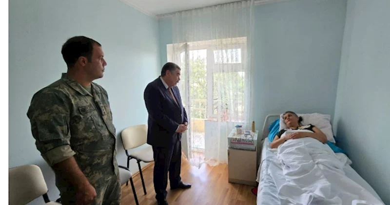 İcra başçısı xəstəxanada müalicə alan şəhid anasını ziyarət etdi FOTOLAR
