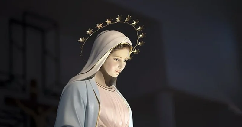 Avstraliyada katolik kilsədə Madonnanın heykəli ağlamağa başlayıb: Gözündən yaş əvəzinə yağ axıb