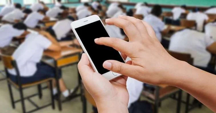 Azərbaycanda 300 məktəbdə telefon işlətmək QADAĞAN EDİLİB