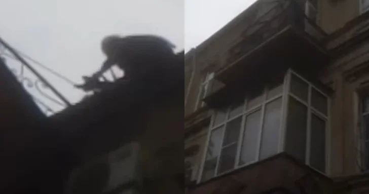 В Ясамальском районе свисающий с крыши лист металла создал угрозу для прохожих