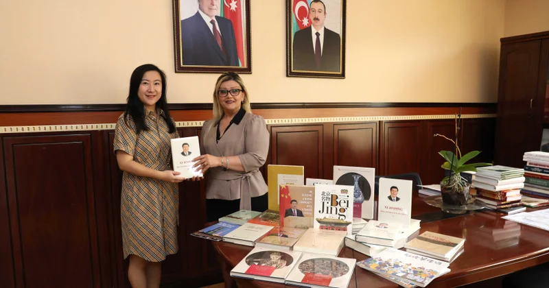 Çin səfiri Bakı Dövlət Universitetinə 28 kitab hədiyyə edib