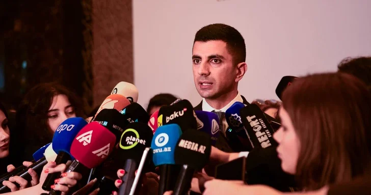 Эшги Багиров: Во всех школах страны будет запрещено использование телефонов на уроках