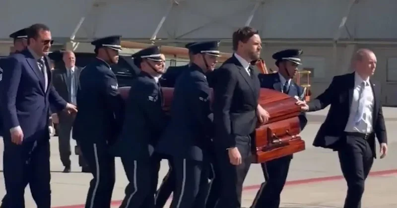 Джей Ди Вэнс доставил в штат Аризона гроб с телом Чарли Кирка ВИДЕО