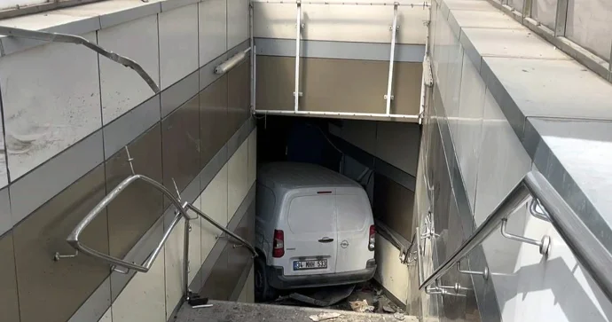 Təkəri partlayan şirkət maşını metroya girdi VİDEO