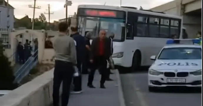 Bakıda sərnişin avtobusu qəzaya düşüb VİDEO