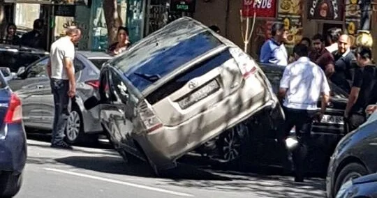 Bakıda ağır qəza: Qadını vurdu, sonra “Prius”a çırpıldı
