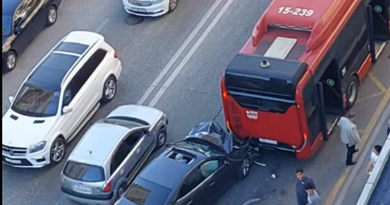 Yasamalda maşın sərnişin avtobusuna çırpıldı Fotolar