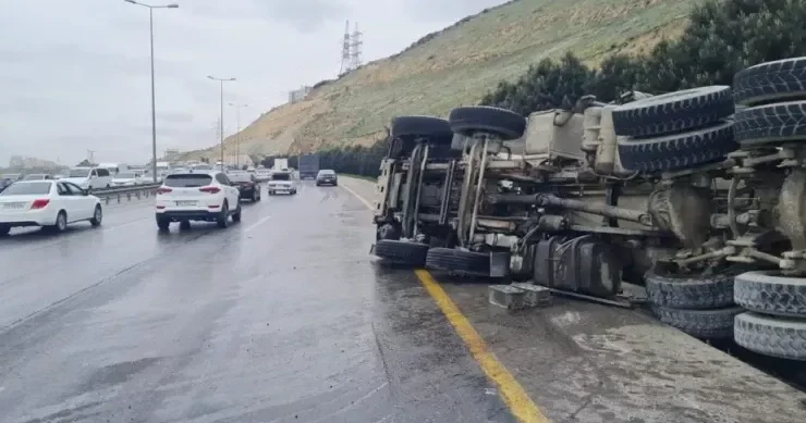 Şəmkirdə TIR minik avtomobili ilə toqquşaraq aşdı