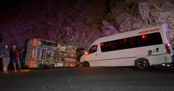 Giresunda mikroavtobusla yük maşını toqquşdu, 23 nəfər xəsarət aldı