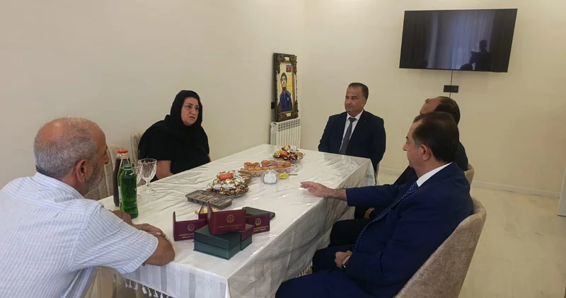 İcra başçısı şəhid anasını ziyarət edib FOTO