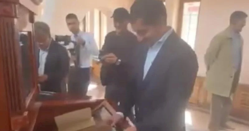 Hikmət Hacıyev ermənilərin “qədimi kitab” fırıldağını diplomatlara göstərdi Video