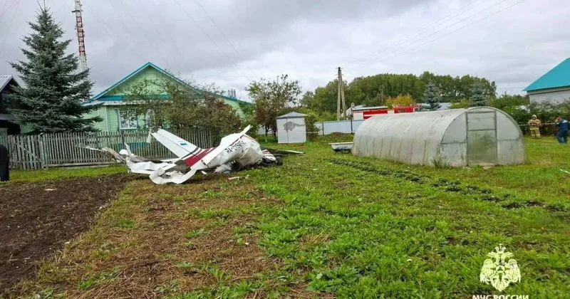 Tatarıstanda yüngül mühərrikli təyyarə evin bağçasına düşüb, 2 nəfər ölüb