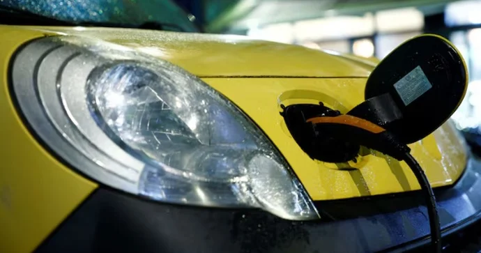 Almaniya kansleri elektromobilə kəskin keçidə qarşı