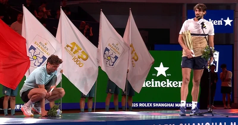 Şanxaydakı mükafatlandırma mərasimində fransalı tennisçinin halı pisləşib
