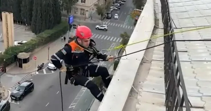 В Баку спасатели помогли двум людям, оказавшимся в опасной ситуации ВИДЕО