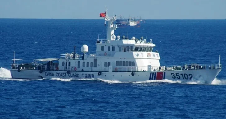 В Южно Китайском море корабль береговой охраны КНР протаранил филиппинское судно