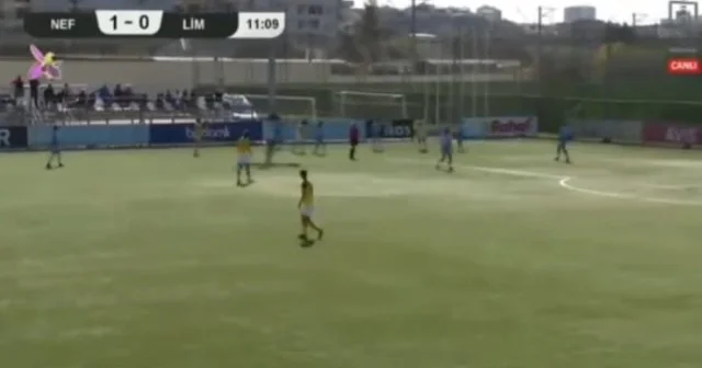 Rəqibinə yumruq və təpik vuran qadın futbolçumuz meydandan qovuldu VİDEO