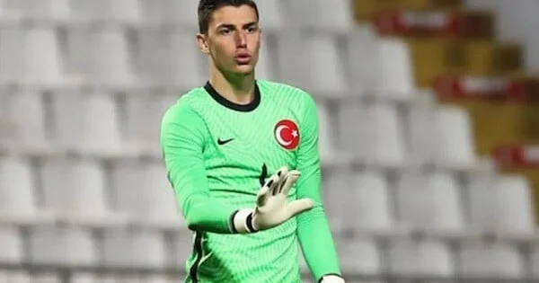 Türkiyəli qapıçı millinin heyətini tərk etdi Qalmaqal