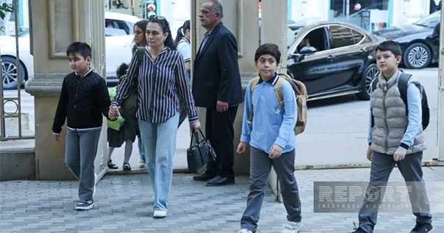 Bu məktəbdə geyimlə bağlı qərara nəzarət olunur Fotolar