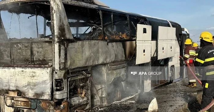 Hərəkətdə olan sərnişin avtobusu anidən alışıb yandı KONKRET