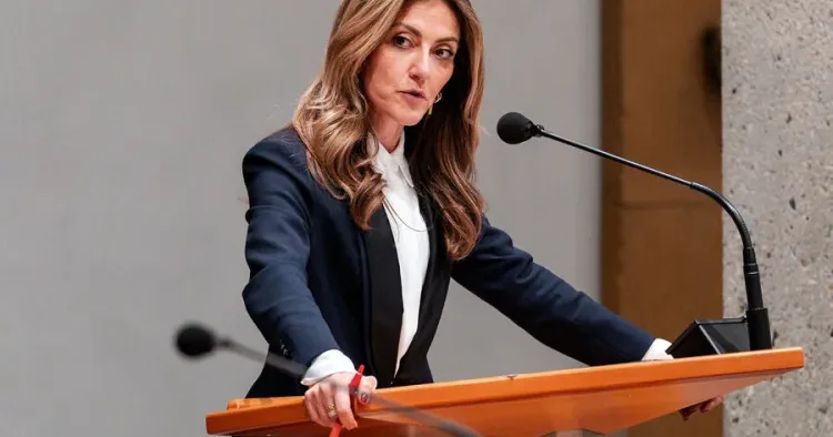 Niderlandın müdafiə naziri “tarixin ən axmaq naziri” ADLANDIRILDI