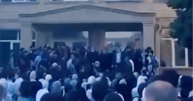 Məktəbdə səsləndirilən şüarlar kimlərə xidmət edirlər?