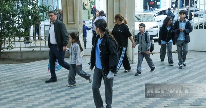 Bakıda 53 nömrəli tam orta məktəbdə vahid məktəbli geyimi ilə bağlı qərarın icrasına nəzarət olunur