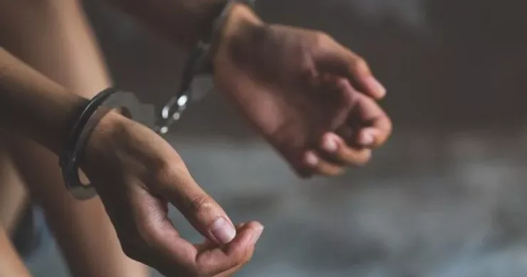 Dörd uşaq anası iki öpüşə görə həbs olundu