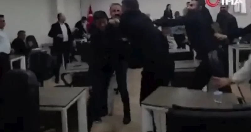 Türkiyədə bələdiyyə iclasında mübahisə davaya çevrildi VİDEO