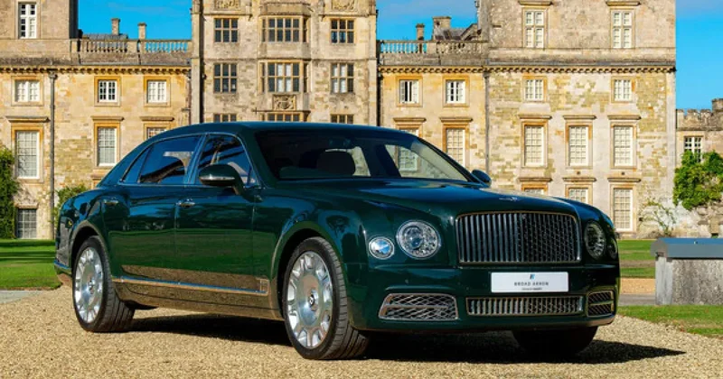 В Великобритании на аукционе продадут церемониальный Bentley Елизаветы II