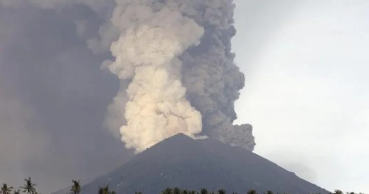 Semeru dağında dörd vulkan püskürməsi qeydə alınıb