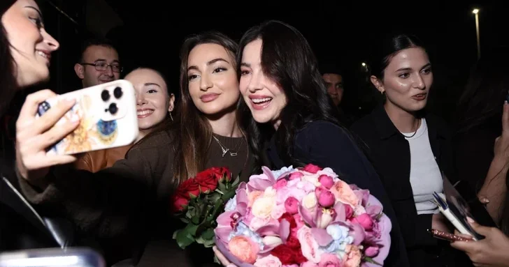 Известная турецкая актриса прибыла в Баку на премьеру фильма 44