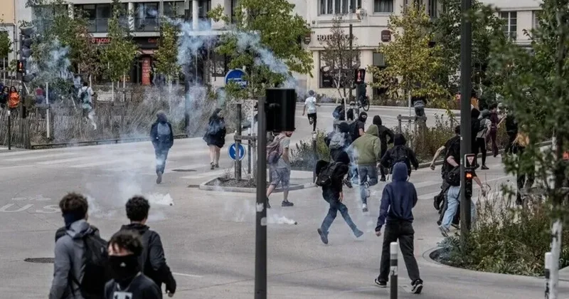В ходе протестов старшеклассников во Франции пострадали 8 человек