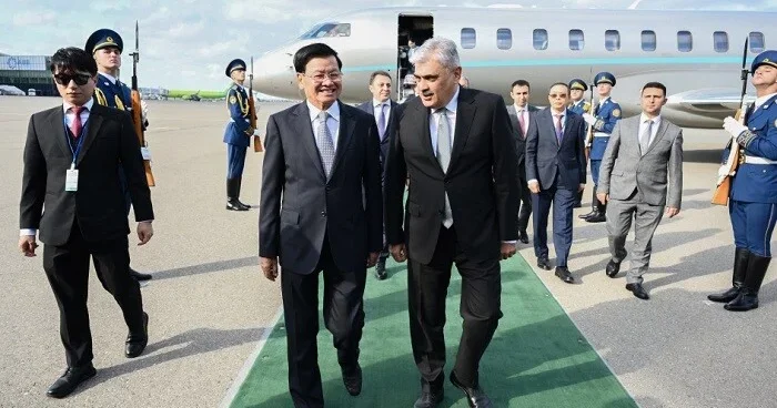 Laos prezidenti Azərbaycana gəldi Foto