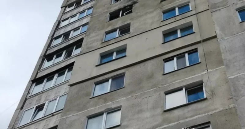 Российский дрон ударил по многоэтажке в Харькове ВИДЕО