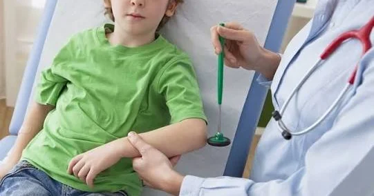 Uşaqlarda oynaq ağrısı və şişkinlik nədən xəbər verə bilər? Səhiyyə Nazirliyinin mütəxəssisindən açıqlama