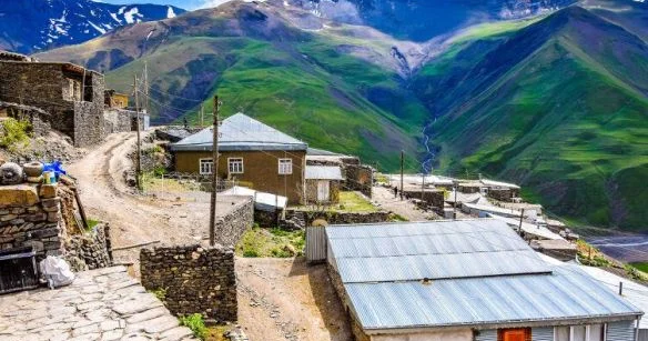 Xınalıqda tarixi evlərin bərpası “QARA QAYA” şirkətinə həvalə edilib 628 min manatlıq müqavilə