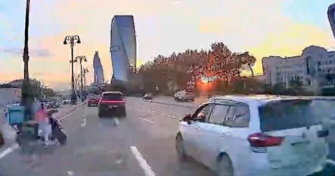 Prospektdə təhlükəli anlar: Moped sürücüsü beton arakəsmədən əks yola çıxdı VİDEO