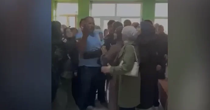 Bakıda bir qrup insan məktəblərin qapı və pəncərələrini sındırdılar VİDEO