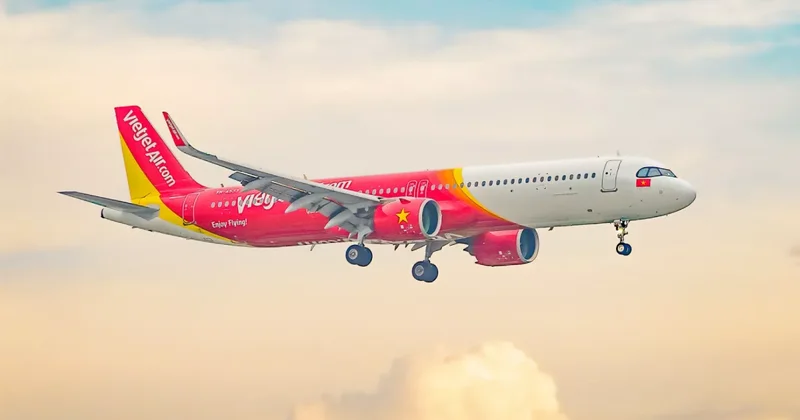 В Казахстане рейс вьетнамской Vietjet встретили водяной аркой ВИДЕО